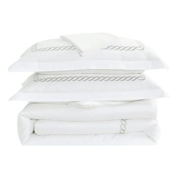 Lenjerie de pat albă din bumbac satinat pentru pat de o persoană cu cearceaf inclus, cu 6 piese 140x200 cm Whispered Serenity – Mila Home Luxury Lenjerie de pat albă din bumbac satinat pentru pat de o persoană cu cearceaf inclus, cu 6 piese 140x200 cm Whispered Serenity – Mila Home Luxury