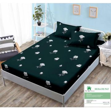 Husa de pat cu elastic 160x200 din Bumbac Finet + 2 Fete de Perna - Verde Inchis Cu Trandafiri Albi